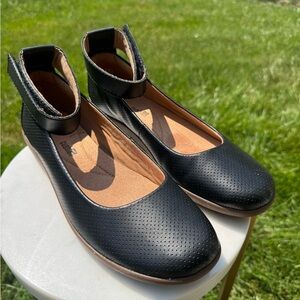 CLARKS Medora Nina Soft Cushion Black Women's Flats w/ankle strap sz 38  8 1/2